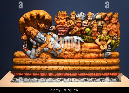 NUOVA DELHI, INDIA - 16 SETTEMBRE: Visita una passeggiata per vedere la mostra del primo ministro Narendra modi mementos, 2025, alla National Gallery of Modern Art, Jaipur House, India Gate Circle, il 16 settembre 2025 a nuova Delhi, India. Foto di Sonu Mehta/Hindustan Times Ministero della Cultura annuncia la settima edizione dei primi Ministri mementos e-Auction Foto Stock