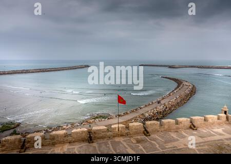 Rabat, Marocco - 23 marzo 2025: Veduta della foce del fiume Bou Regreg, con pescatori locali, a Rabat, Marocco Foto Stock
