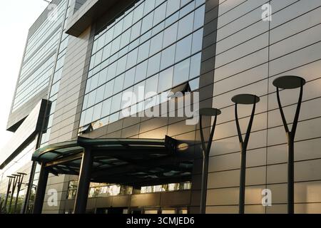 Edificio di uffici dall'architettura moderna a Bucarest Foto Stock