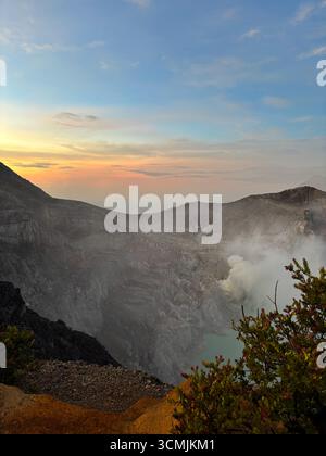 Vista dalla cima del Monte Ijen e del suo lago la mattina presto, Giava Est, Indonesia, novembre 2024 Foto Stock