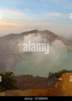 Vista dalla cima del Monte Ijen e del suo lago la mattina presto, Giava Est, Indonesia, novembre 2024 Foto Stock