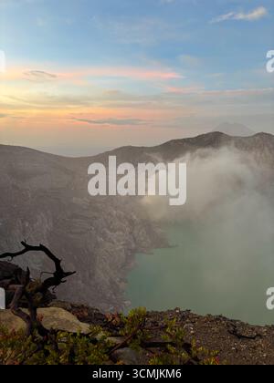 Vista dalla cima del Monte Ijen e del suo lago la mattina presto, Giava Est, Indonesia, novembre 2024 Foto Stock