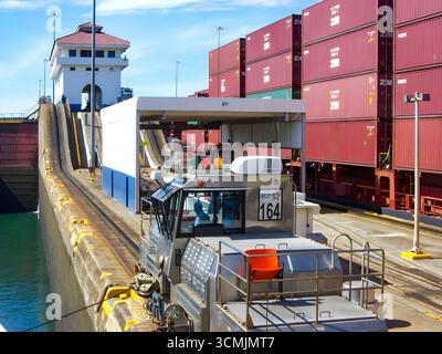 Una locomotiva "mulo" si trova sui binari accanto alle chiuse di Miraflores, pronta a guidare una nave portacontainer. Foto Stock