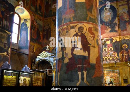 Interni di lusso della cattedrale della Dormizione (assunzione) nel Cremlino di Mosca, Russia. Dipinti all'interno di una splendida chiesa ortodossa ornata, vecchi affreschi con ico Foto Stock