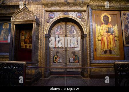 Cattedrale della Dormizione (Assunzione) nel Cremlino di Mosca, Russia. Bella decorazione interna dipinta della Chiesa Ortodossa. Antichi affreschi con icone all'interno luxur Foto Stock