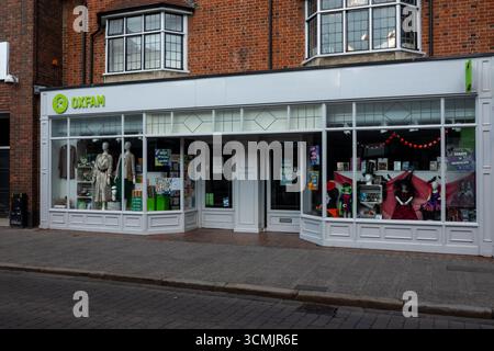Un negozio di beneficenza Oxfam a Bishops Stortford, Inghilterra, con vetrine con manichini e oggetti vari. Foto Stock