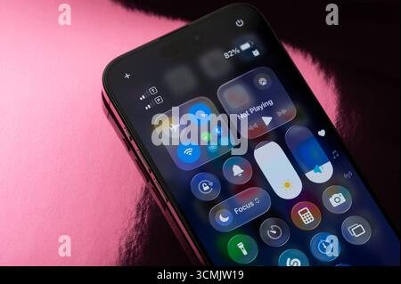 New York, USA - 15 settembre 2025: Pannello di controllo sullo schermo dell'iphone vista ravvicinata dello sfondo Foto Stock