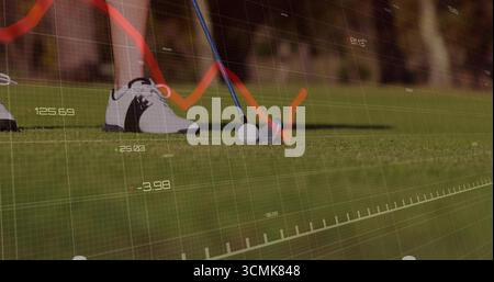 Il Poising club si dirige dietro la palla da golf sul campo da golf, mostrando dati numerici sovrapposti e grafici Foto Stock