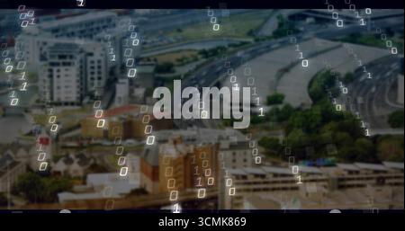 Visualizzazione di interscambi stradali complessi che si sviluppano da una vista urbana ad alto angolo, con sovrapposizione di dati binari Foto Stock