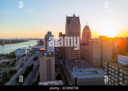 Detroit, mi USA - 10 SETTEMBRE 2025: Veduta aerea del centro di Detroit sotto la luce del sole serale. La seconda area metropolitana più grande del Midwest americano Foto Stock