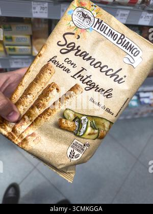 BELGRADO, SERBIA - 14 MAGGIO 2025: Primo piano di un pacchetto Mulino bianco Sgranocchi su uno scaffale di un supermercato a Belgrado. Parte di Barilla, Mulino bianco è un i Foto Stock