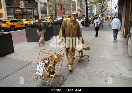 New York, Stati Uniti. 16 settembre 2025. Un artista di strada cammina lungo la Fifth Avenue a Manhattan, New York City. Credito: SOPA Images Limited/Alamy Live News Foto Stock