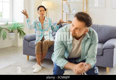 Coppia di famiglie che litigano, malintesi tra di loro, litigi e urla Foto Stock