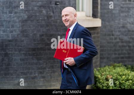 Londra, Regno Unito. 16 settembre 2025. Il Segretario di Stato per la difesa John Healey arriva a Downing Street per partecipare alla riunione settimanale del Gabinetto. Crediti: Wiktor Szymanowicz/Alamy Live News Foto Stock