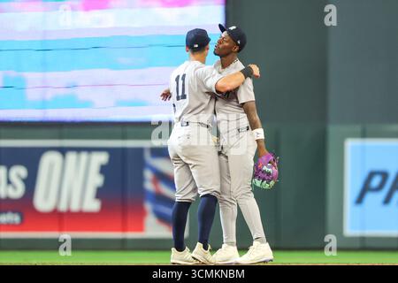 16 settembre 2025: L'interbase dei New York Yankees Anthony Volpe (11) e il secondo base dei New York Yankees Jazz Chisholm Jr. (13) celebrano la vittoria contro i Minnesota Twins durante una partita di baseball tra i New York Yankees e i Minnesota Twins al Target Field di Minneapolis. Steven Garcia/CSM Foto Stock