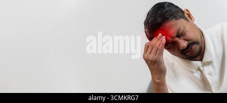Infelice uomo di mezza età che tiene la fronte nel dolore soffre di grave mal di testa emicrania o stress, concetto di malattia, problema di salute, crisi medica Foto Stock