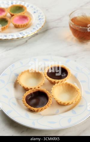 Mini torta di tartine fatta in casa con cioccolato e vaniglia. Dolce semplice con noci. Foto Stock