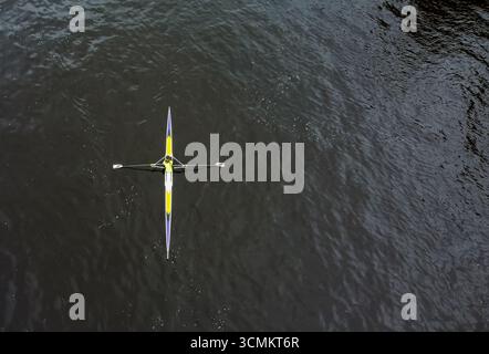 Immagine di un drone ad alto angolo che mostra un canottaggio solitario su una barca in rovina sul fiume Ouse a York Foto Stock