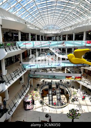 Centro commerciale Mall Bulgaria, interni dal design bianco a Sofia Bulgaria, Europa orientale, Balcani, UE Foto Stock