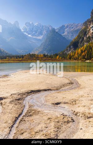 Splendida vista sul lago di Dobbiaco con le Dolomiti che si riflettono nell'acqua in autunno Foto Stock