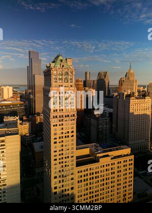 La vista aerea della storica Book Tower è una torre alta 145 metri costruita nel 1926 nel centro di Detroit, Michigan. Foto Stock