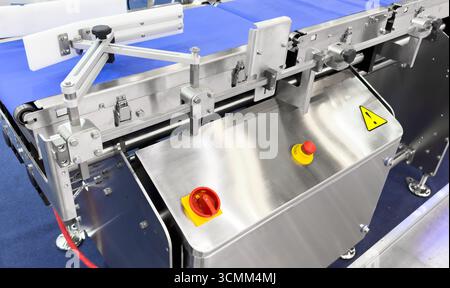 Apparecchiature della linea di produzione. Linea di caricatori industriali. Tecnologia dei nastri trasportatori. Attrezzature di fabbrica. Servizio pacchi. Foto Stock