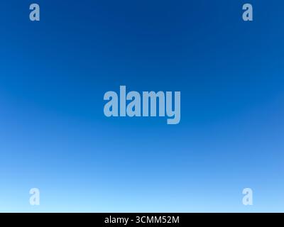 Incredibile natura vera. Sfondo celeste senza nuvole. Sfondo azzurro con cielo limpido. La bellezza del cielo azzurro. Foto Stock