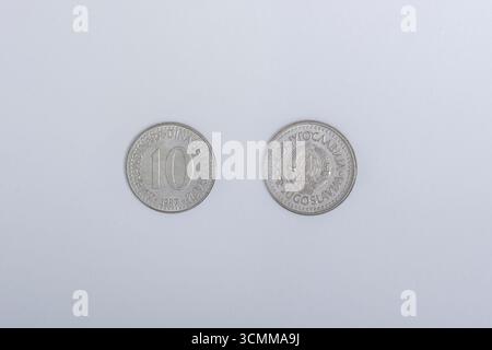 Vecchia moneta jugoslava da 10 dinari, anteriore e posteriore Foto Stock