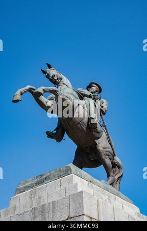 Statua d'onore di Mustafa Kemal Ataturk, monumento Ataturk a cavallo, bandiera turca contro il cielo blu. Festa nazionale dell'orgoglio, 30 agosto Foto Stock