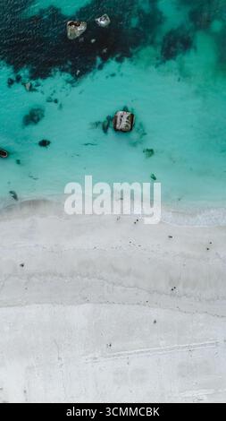 Scopri la splendida spiaggia di Mannen Haukland a Lofoten, Norvegia, dove le morbide sabbie bianche si incontrano con acque cristalline e turchesi. Questo pittoresco paesaggio invita alla tranquillità e all'avventura. Foto Stock