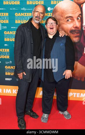 Christoph Maria Herbst und Nico Randel bei der Premiere des Kinofilms Ganzer halber Bruder im Astor Grand Cinema. Hannover, 16.09.2025 *** Christoph Maria Herbst e Nico Randel alla prima del film Ganzer halber Bruder all'Astor Grand Cinema Hannover, 16 09 2025 foto:XC.xNiehausx/xFuturexImagex bruder hannover 5908 Foto Stock