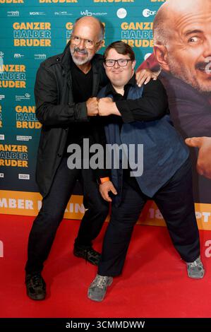 Christoph Maria Herbst und Nico Randel bei der Premiere des Kinofilms Ganzer halber Bruder im Astor Grand Cinema. Hannover, 16.09.2025 *** Christoph Maria Herbst e Nico Randel alla prima del film Ganzer halber Bruder all'Astor Grand Cinema Hannover, 16 09 2025 foto:XC.xNiehausx/xFuturexImagex bruder hannover 5909 Foto Stock