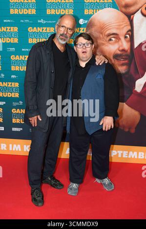 Christoph Maria Herbst und Nico Randel bei der Premiere des Kinofilms Ganzer halber Bruder im Astor Grand Cinema. Hannover, 16.09.2025 *** Christoph Maria Herbst e Nico Randel alla prima del film Ganzer halber Bruder all'Astor Grand Cinema Hannover, 16 09 2025 foto:XC.xNiehausx/xFuturexImagex bruder hannover 5906 Foto Stock