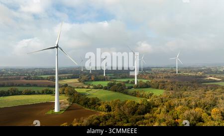 Parco eolico la Salle a Lanrivain (Bretagna, Francia nord-occidentale): Vista aerea delle turbine eoliche e della campagna con siepi Foto Stock
