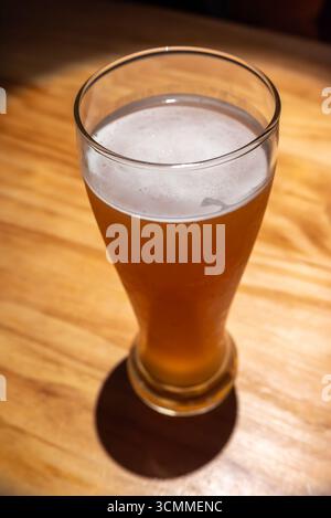 Gustatevi una birra rinfrescante in un ambiente caldo e invitante durante Foto Stock
