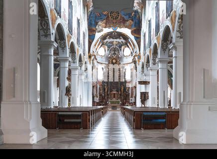 Biberach an der Riss Innenansicht Stadtpfarrkirche St Martin Biberach an der Riss solo per uso editoriale. Blick durch das Hauptschiff auf den reich verzierten Hochaltar der Stadtpfarrkirche St Martin a Biberach an der Riss. Die im 14 Jahrhundert erbaute Kirche zeigt barocke Ausstattungen und aufwändige Deckenfresken. Fotograf: Eibner-Pressefoto / Eky Eibner *** Biberach an der Riss Vista interna della chiesa parrocchiale di St Martins Biberach an der Riss uso editoriale solo Vista attraverso la navata verso l'altare maggiore riccamente decorato della chiesa parrocchiale di St Martins a Biberach an der Riss la chiesa, costruita nel 14 Foto Stock
