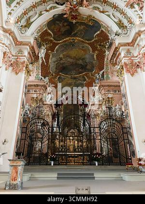 Einsiedeln, Svizzera - 28 settembre 2022: Interni decorativi della chiesa nell'Abbazia di Einsiedeln, Svizzera, con dettagli dorati e opere d'arte complesse. Foto Stock