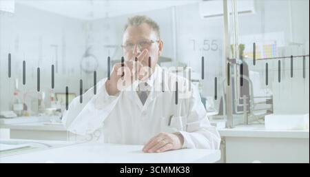 Analizzando la sovrapposizione di dati virtuali, scienziato senior che indossa un camice da laboratorio su un tavolo curvo in un laboratorio luminoso Foto Stock