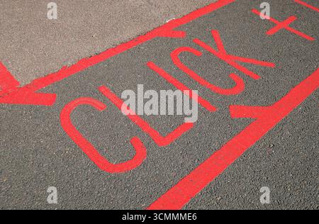 parola rossa dipinta su superficie asfaltata, norfolk, inghilterra Foto Stock