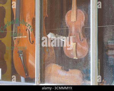 Cremona, Italia - 3 settembre 2025 Cremona Italia Summer Town Center vetrina di violini e cantine artigianali che mostrano il patrimonio musicale e. Foto Stock