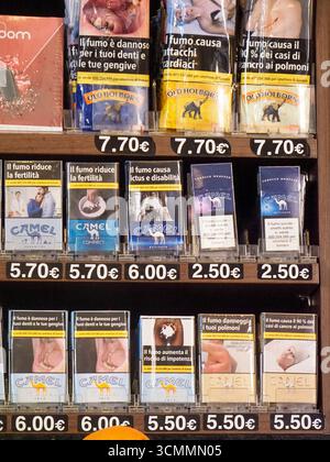 Cremona, Italia - 3 settembre 2025 pacchetti di sigarette pomeridiane estivi visualizzati con i prezzi presso un chiosco nel centro di Cremona Foto Stock