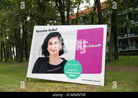 Wahlplakat von Noosha Aubel parteilos für die Oberbürgermeisterwahl a Potsdam, 16. Settembre 2025. Die Wahl findet AM 21. statt. Settembre Oberbürgermeisterwahl a Potsdam *** manifesto elettorale di Noosha Aubel non-partito per le elezioni sindaco a Potsdam, 16 settembre 2025 le elezioni si svolgeranno il 21 settembre elezioni Mayoral a Potsdam Foto Stock