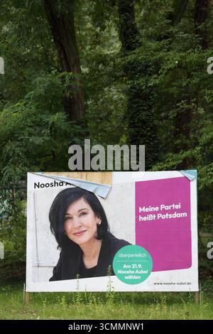 Wahlplakat von Noosha Aubel parteilos für die Oberbürgermeisterwahl a Potsdam, 16. Settembre 2025. Die Wahl findet AM 21. statt. Settembre Oberbürgermeisterwahl a Potsdam *** manifesto elettorale di Noosha Aubel non-partito per le elezioni sindaco a Potsdam, 16 settembre 2025 le elezioni si svolgeranno il 21 settembre elezioni Mayoral a Potsdam Foto Stock