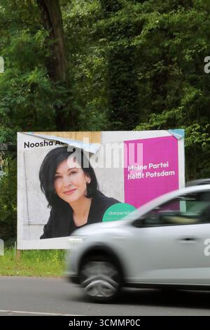 Wahlplakat von Noosha Aubel parteilos für die Oberbürgermeisterwahl a Potsdam, 16. Settembre 2025. Die Wahl findet AM 21. statt. Settembre Oberbürgermeisterwahl a Potsdam *** manifesto elettorale di Noosha Aubel non-partito per le elezioni sindaco a Potsdam, 16 settembre 2025 le elezioni si svolgeranno il 21 settembre elezioni Mayoral a Potsdam Foto Stock