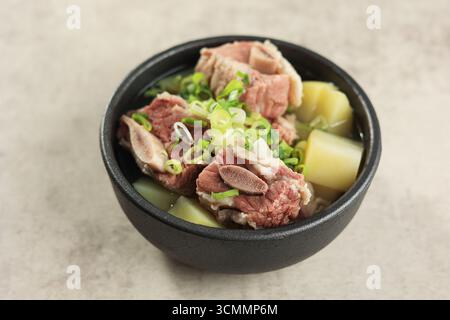 Primo piano zuppa di costolette di manzo coreano o Galbitang con patate e ravanello Foto Stock