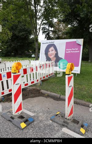 Wahlplakat von Noosha Aubel parteilos für die Oberbürgermeisterwahl a Potsdam, 16. Settembre 2025. Die Wahl findet AM 21. statt. Settembre Oberbürgermeisterwahl a Potsdam *** manifesto elettorale di Noosha Aubel non-partito per le elezioni sindaco a Potsdam, 16 settembre 2025 le elezioni si svolgeranno il 21 settembre elezioni Mayoral a Potsdam Foto Stock
