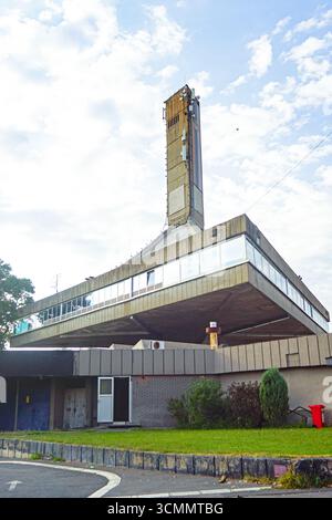 Belgrado 25 May Sportcenter: Vista dell'architettura socialista modernista con tetto curvo e torre. Iconico design brutalista nella capitale della Serbia Foto Stock