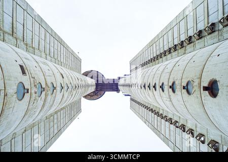La Genex Tower di Belgrado: Una vista dal basso verso l'alto. Torri di cemento unite da un ponte ai piani superiori. Simbolo dell'identità urbana e del patrimonio modernista Foto Stock