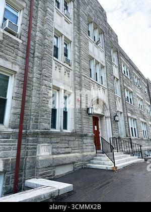 Jenkintown, Pennsylvania, Stati Uniti d'America - 1 aprile 2025: Questo storico edificio in pietra presenta un design architettonico degli anni '1930 Foto Stock