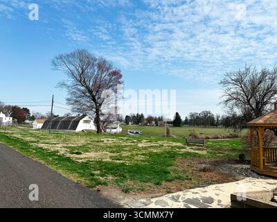Jenkintown, Pennsylvania, Stati Uniti d'America - 1° aprile 2025: La scena rurale dell'Aia in Pennsylvania mostra fienile, gazebo e vegetazione lussureggiante Foto Stock